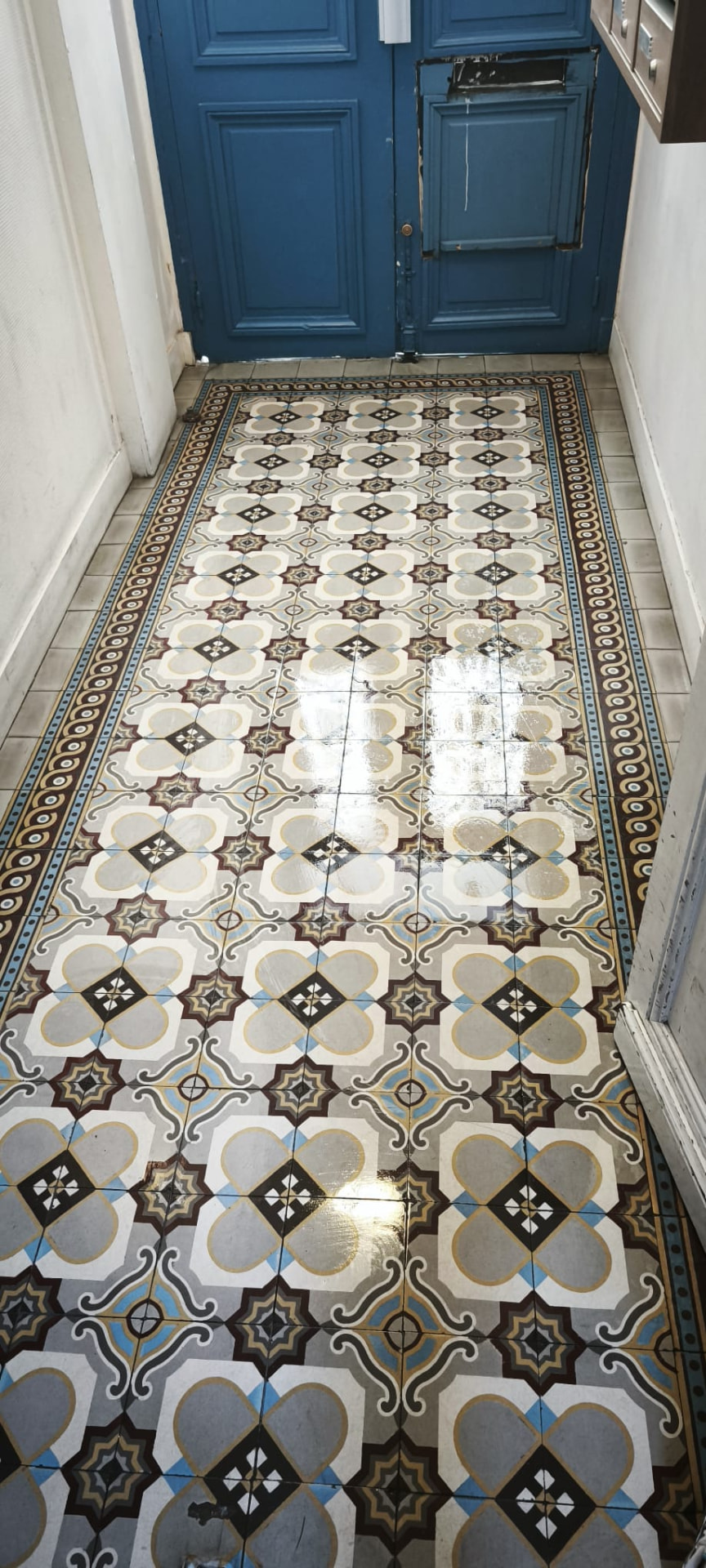 Entrée haussmannienne, sol lavé — Immeuble, Paris, réalisation Clarté Nettoyage Propre