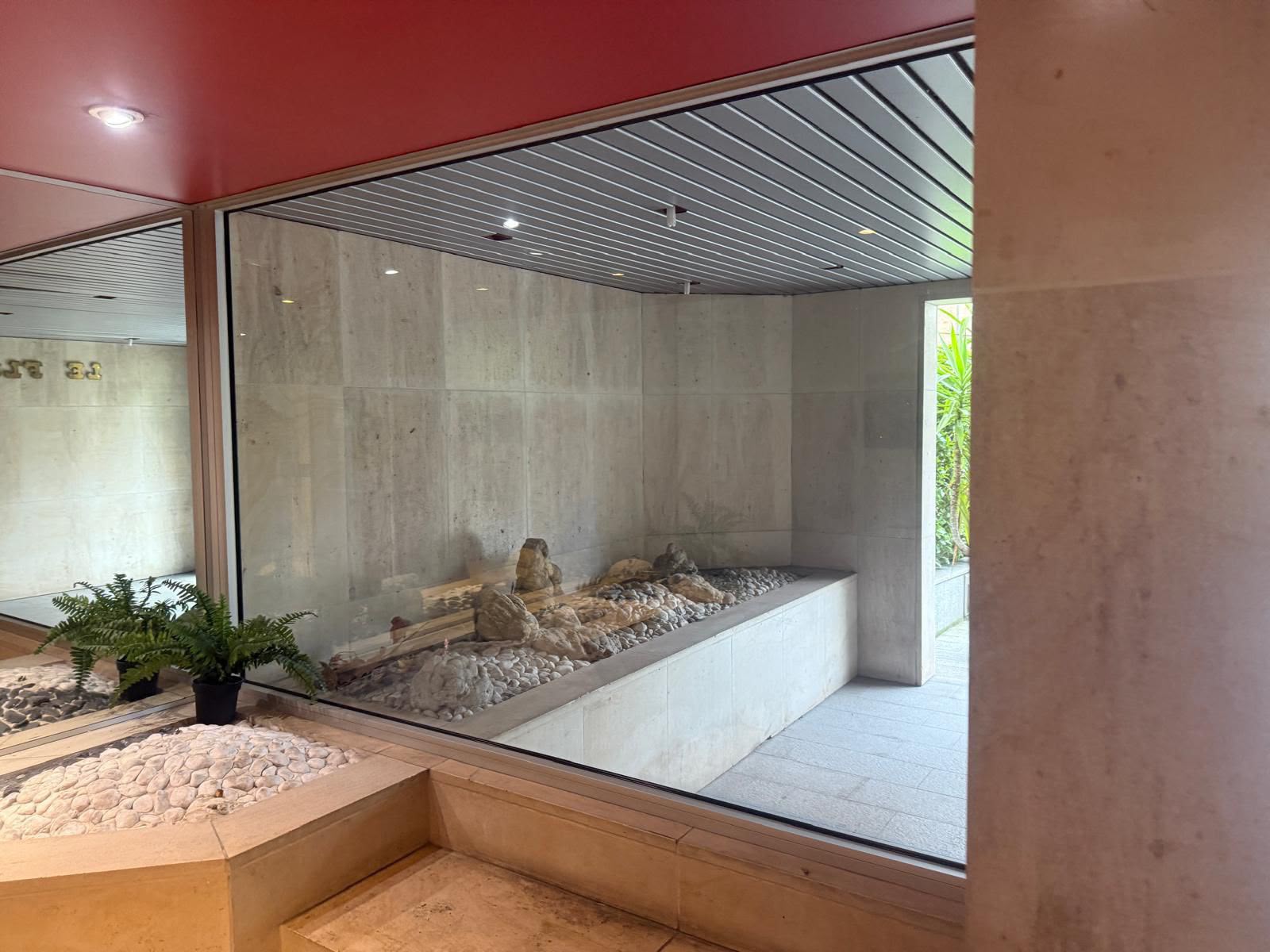 Hall vitré et patio nettoyés — Bureaux, Île-de-France, réalisation Clarté Nettoyage Propre