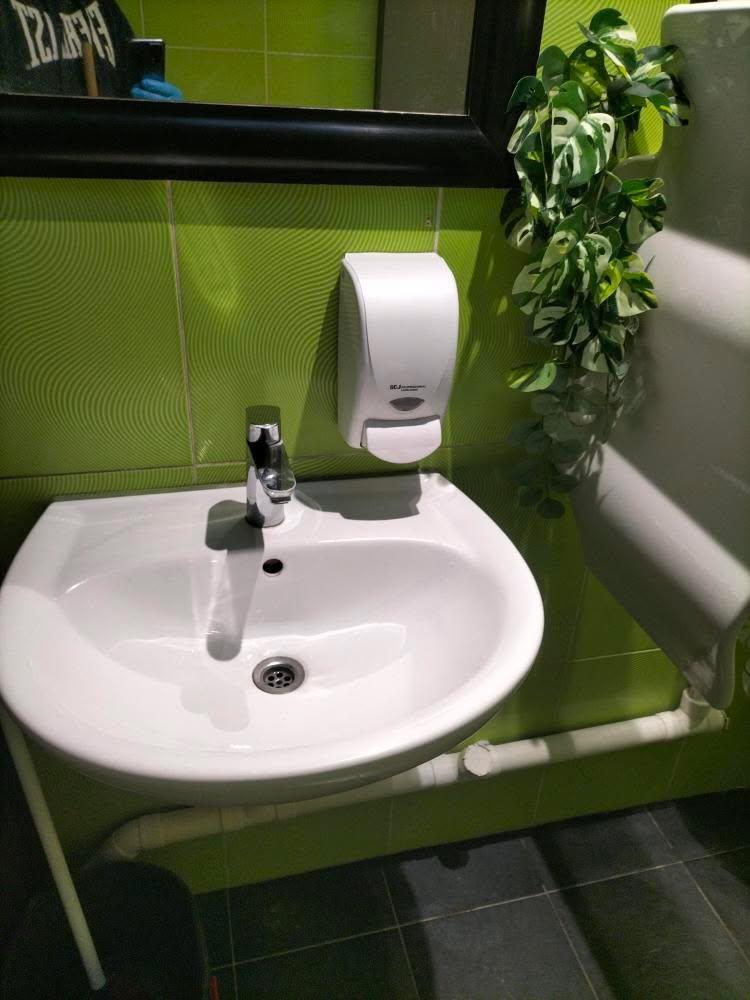 Sanitaires professionnels, lavabo désinfecté — Local commercial, Paris, réalisation Clarté Nettoyage Propre