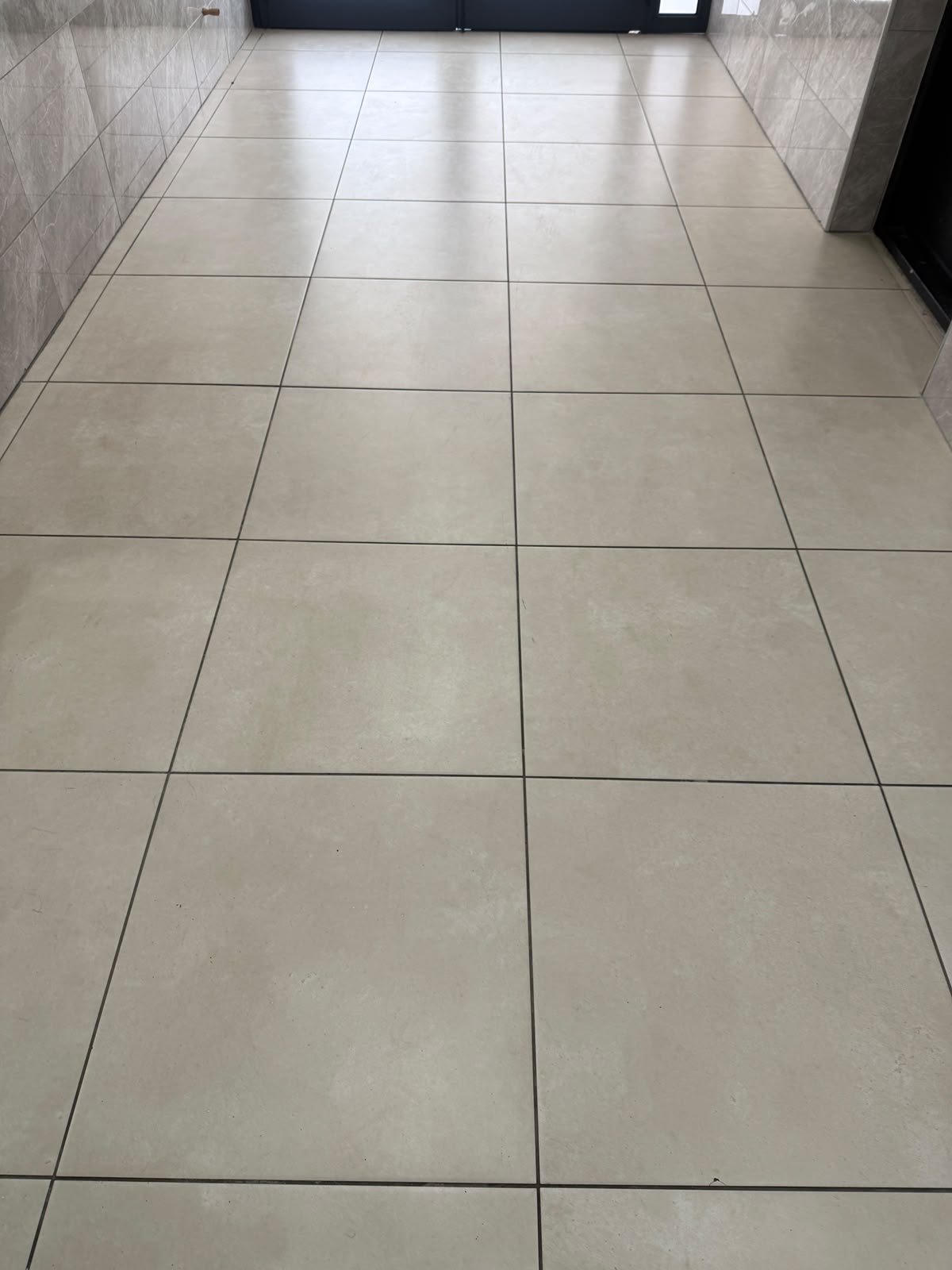 Hall d'entrée, carrelage lavé — Immeuble, Paris, réalisation Clarté Nettoyage Propre